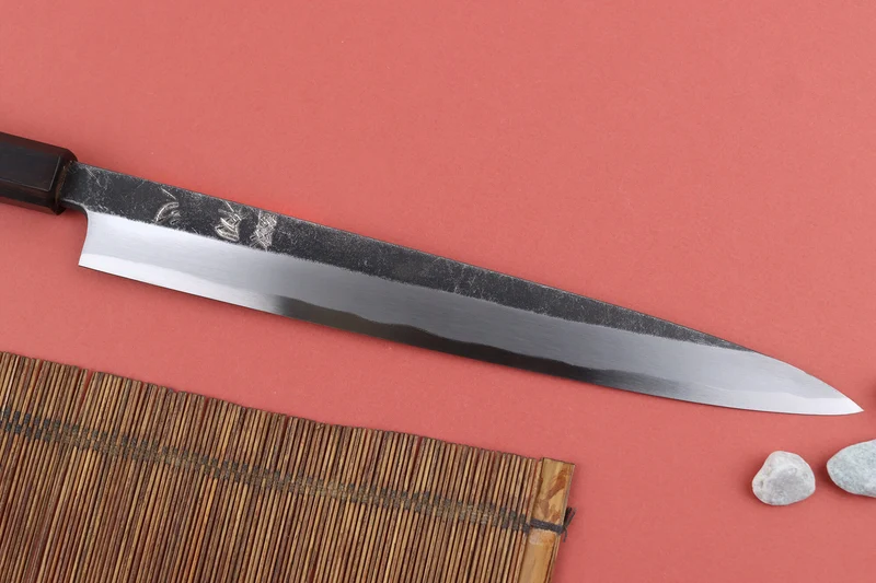 Couteau yanagiba 26cm japonais artisanal Hatsukokoro Shirasagi manche en ébène