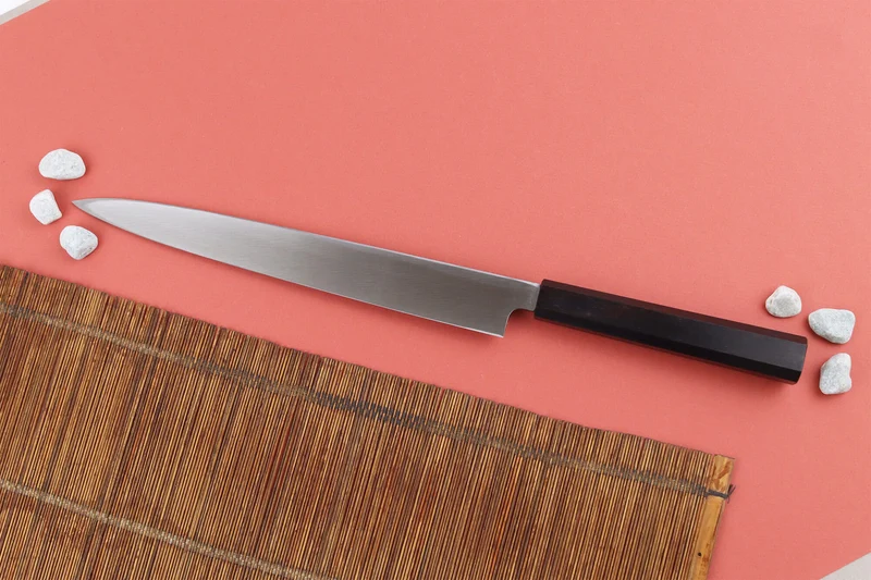 Couteau yanagiba 26cm japonais artisanal Hatsukokoro Shirasagi manche en ébène