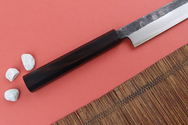 Couteau yanagiba 26cm japonais artisanal Hatsukokoro Shirasagi manche en ébène
