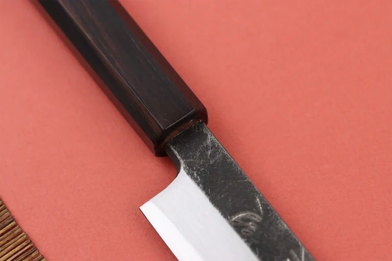 Couteau yanagiba 26cm japonais artisanal Hatsukokoro Shirasagi manche en ébène