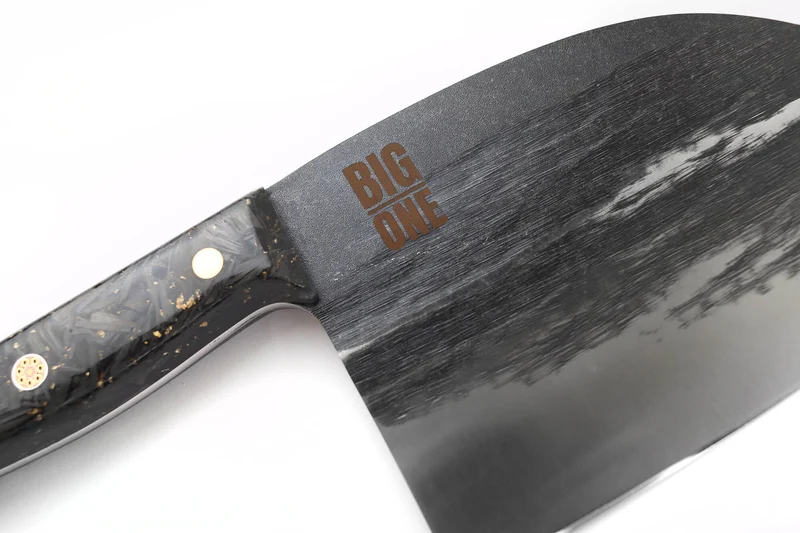 Couteau lame XL 17,5cm Wusaki BIG ONE brut de forge acier et manche carbone avec feuille d'or + étui cuir