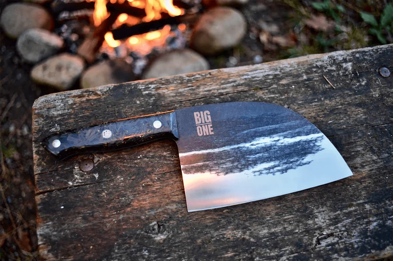Couteau lame XL 17,5cm Wusaki BIG ONE brut de forge acier et manche carbone avec feuille d'or + étui cuir