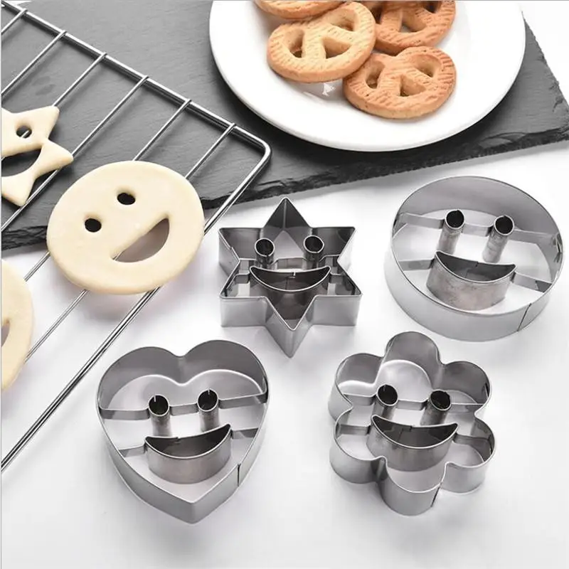 Emporte-pièces en inox - Set de 4 formes décoratives souriantes pour Noël