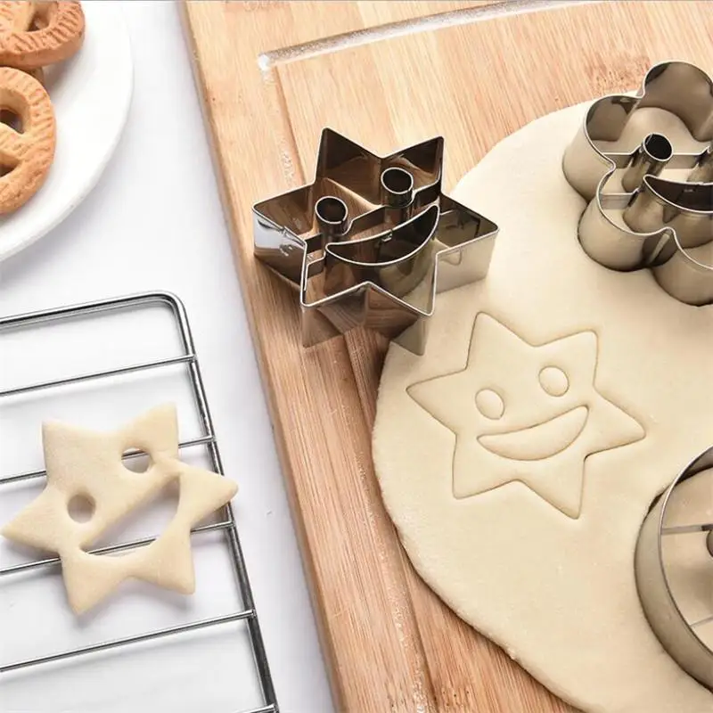 Emporte-pièces en inox - Set de 4 formes décoratives souriantes pour Noël