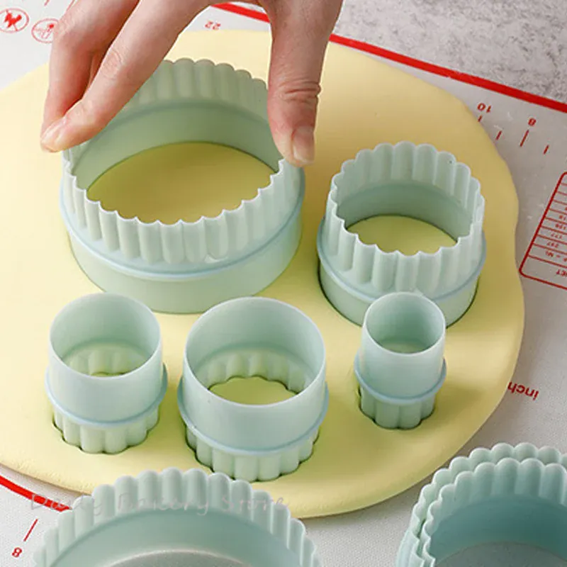 Emporte-pièces à biscuit en plastique - Set de 8 moules réutilisables