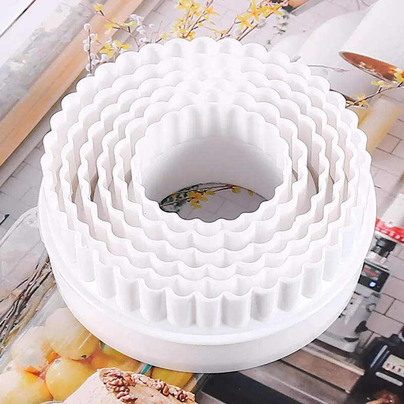 Emporte-pièces à biscuits ronds ondulés - Set de 6 en plastique blanc