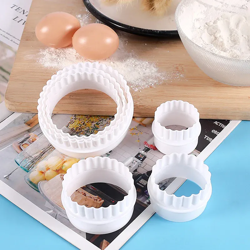 Emporte-pièces à biscuits ronds ondulés - Set de 6 en plastique blanc