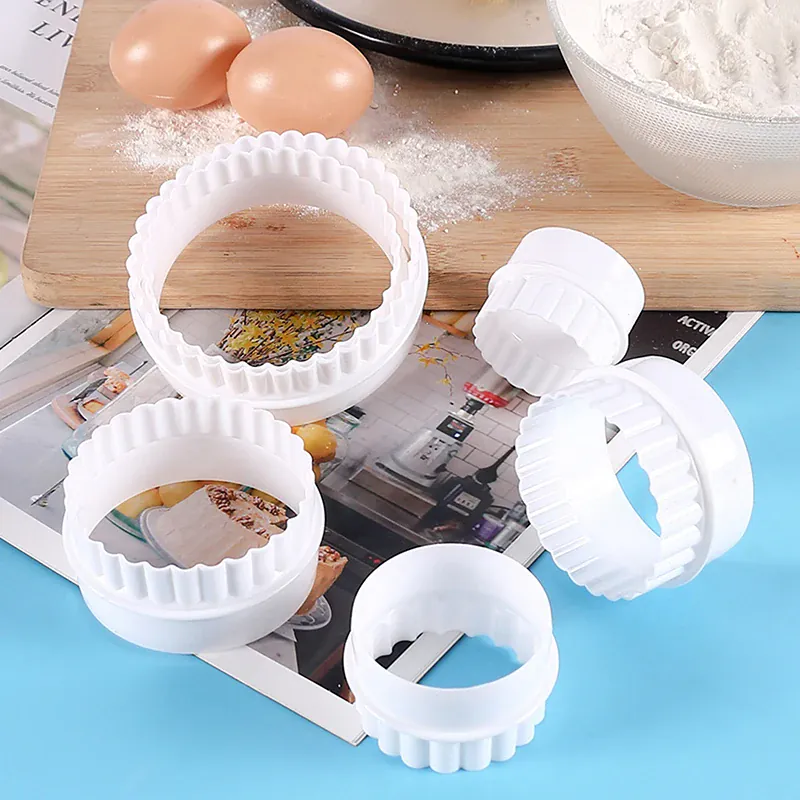 Emporte-pièces à biscuits ronds ondulés - Set de 6 en plastique blanc