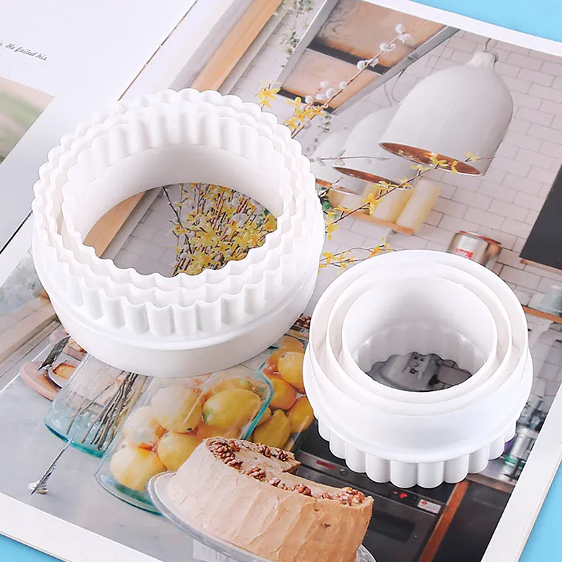 Emporte-pièces à biscuits ronds ondulés - Set de 6 en plastique blanc