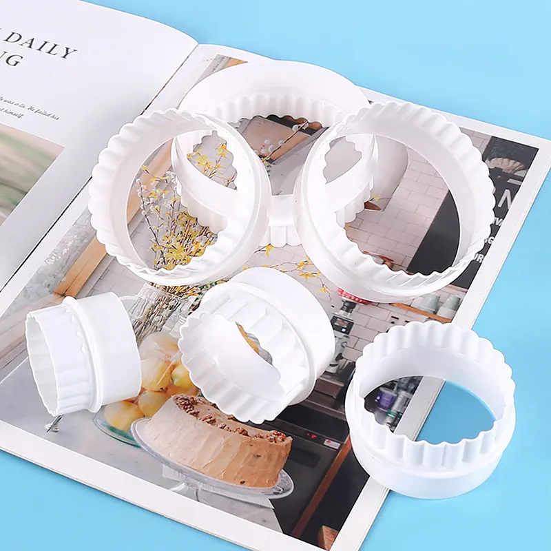 Emporte-pièces à biscuits ronds ondulés - Set de 6 en plastique blanc