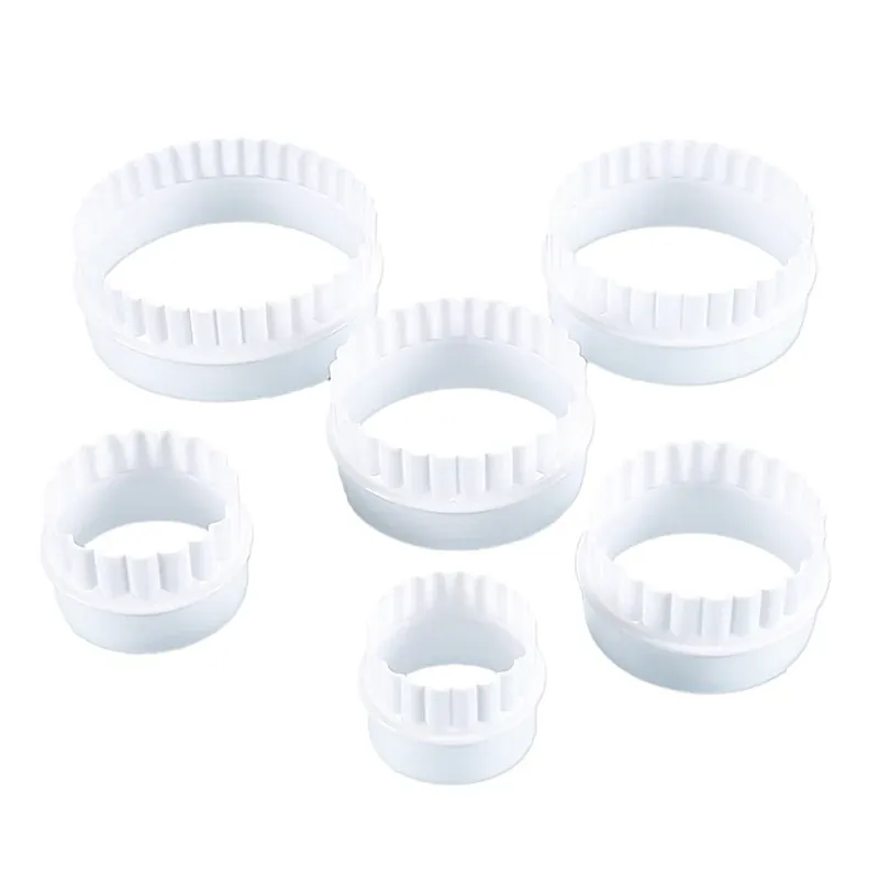 Emporte-pièces à biscuits ronds ondulés - Set de 6 en plastique blanc