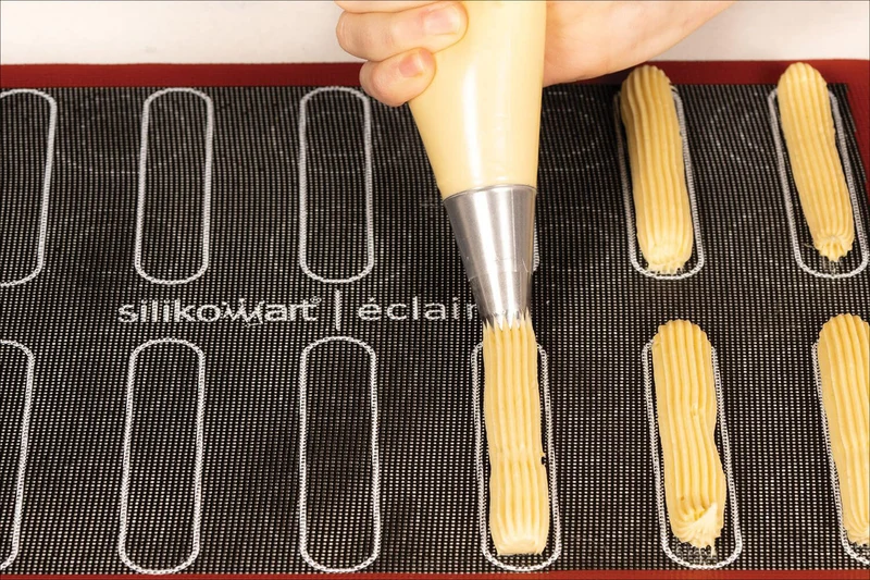 Tapis de cuisson Silikomart éclair et choux en silicone professionnel et fibres de verre micro-perforées 30x40cm