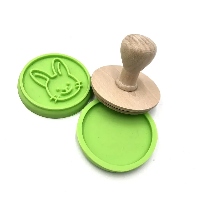 Emporte-pièces à biscuits avec motifs sourires et lapins - Set de 8 pièces