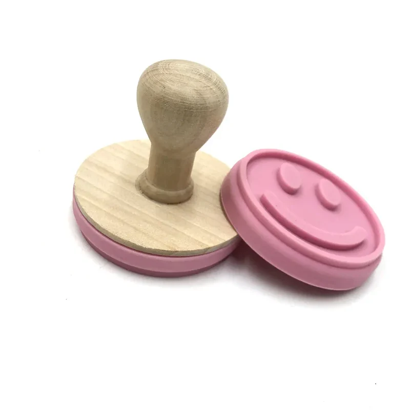 Emporte-pièces à biscuits avec motifs sourires et lapins - Set de 8 pièces