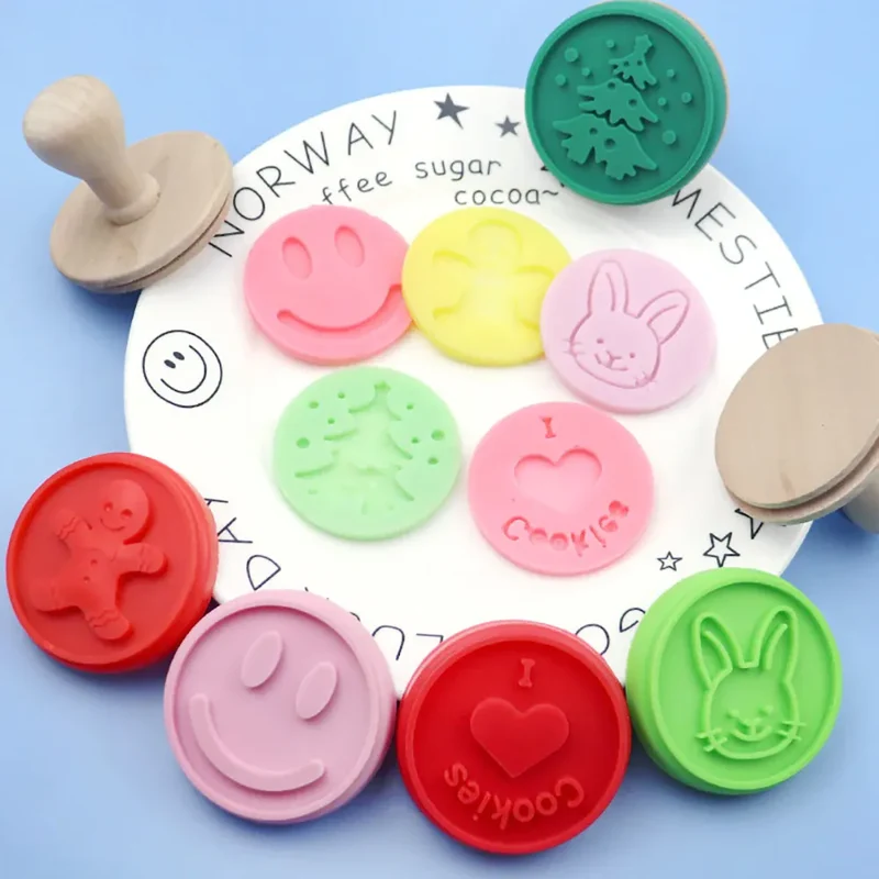 Emporte-pièces à biscuits avec motifs sourires et lapins - Set de 8 pièces