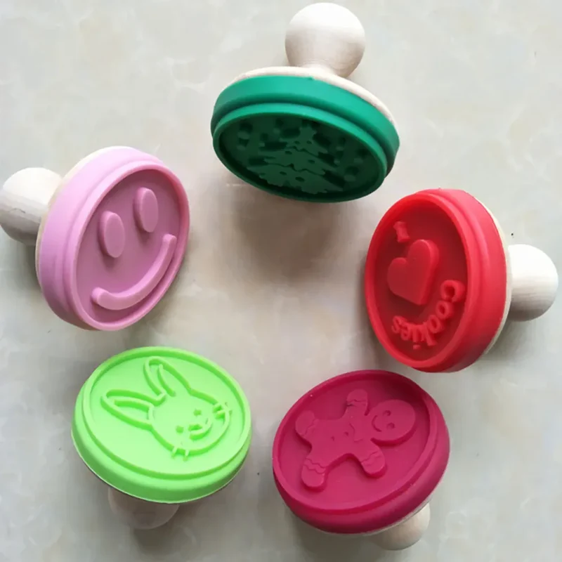 Emporte-pièces à biscuits avec motifs sourires et lapins - Set de 8 pièces