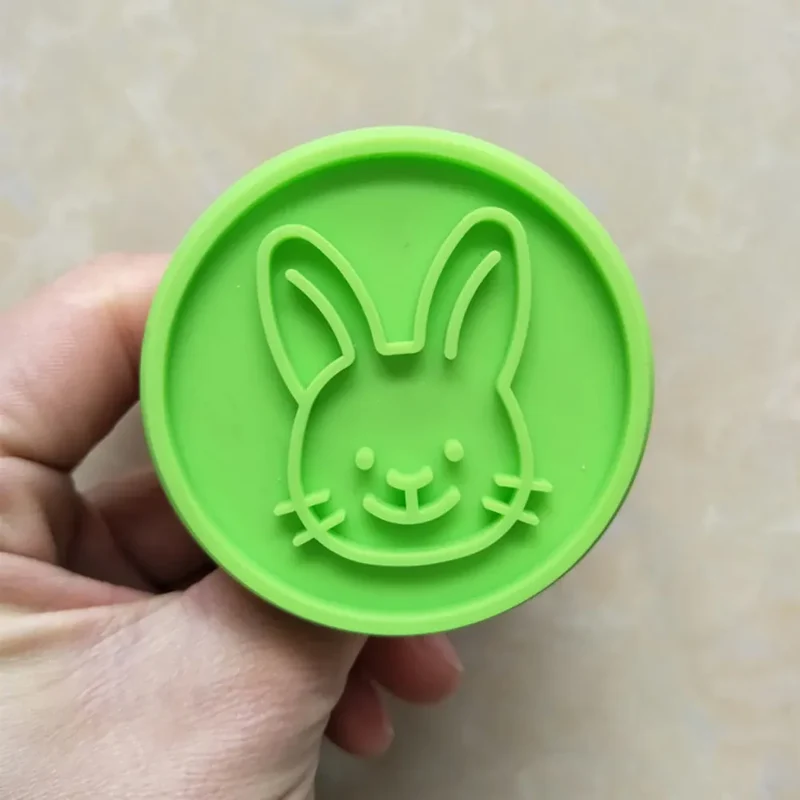Emporte-pièces à biscuits avec motifs sourires et lapins - Set de 8 pièces