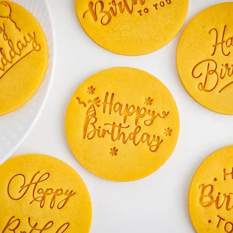 Emporte-pièces à biscuits "Joyeux Anniversaire" - Set de 6 pièces décoratives