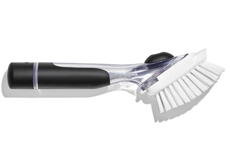 Brosse à vaisselle Oxo distributrice de savon
