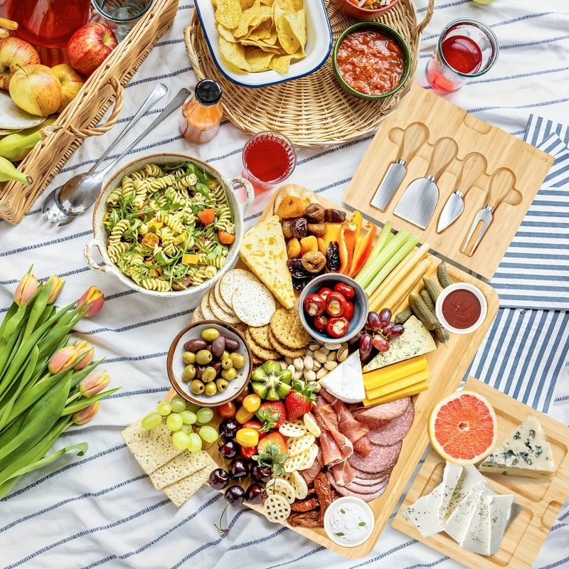 Plateau à fromage en bambou avec couteau et bols en céramique