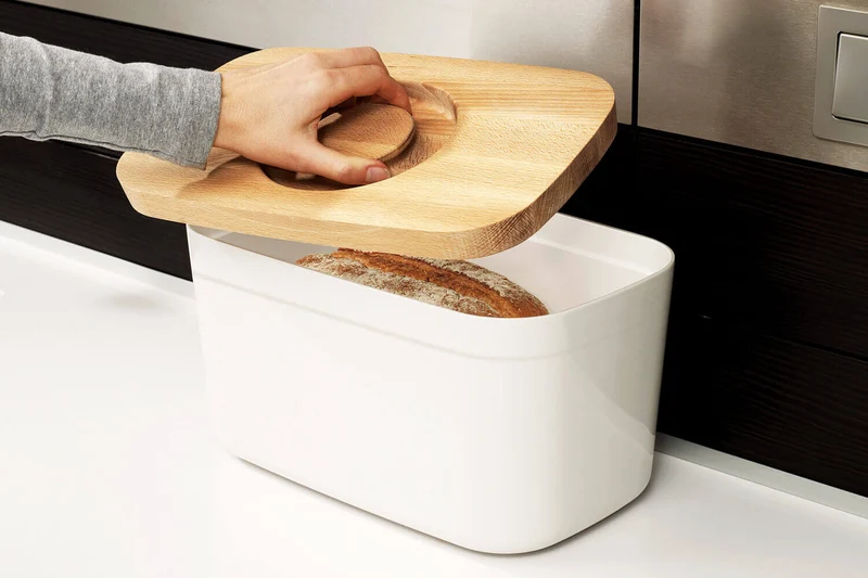 Boîte à pain avec couvercle réversible en bambou Joseph Joseph Bread Bin blanche