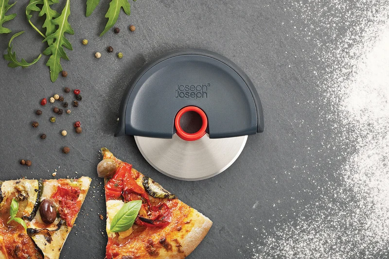 Roulette à pizza Joseph Joseph Disc gris et rouge