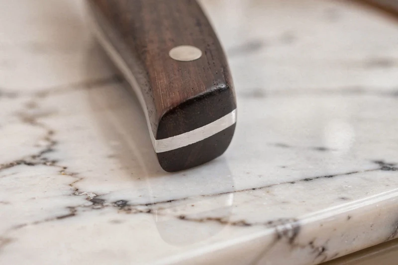 Couteau santoku 17cm Guillaume Leonard Cuistot en acier inoxydable et bois de santal rouge