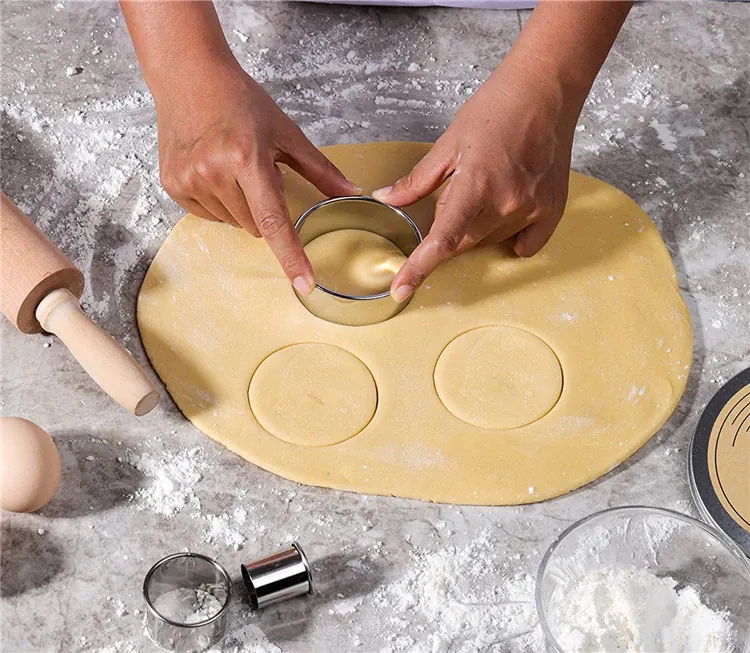 Set de 14 emporte-pièces en acier inoxydable pour biscuits et gâteaux