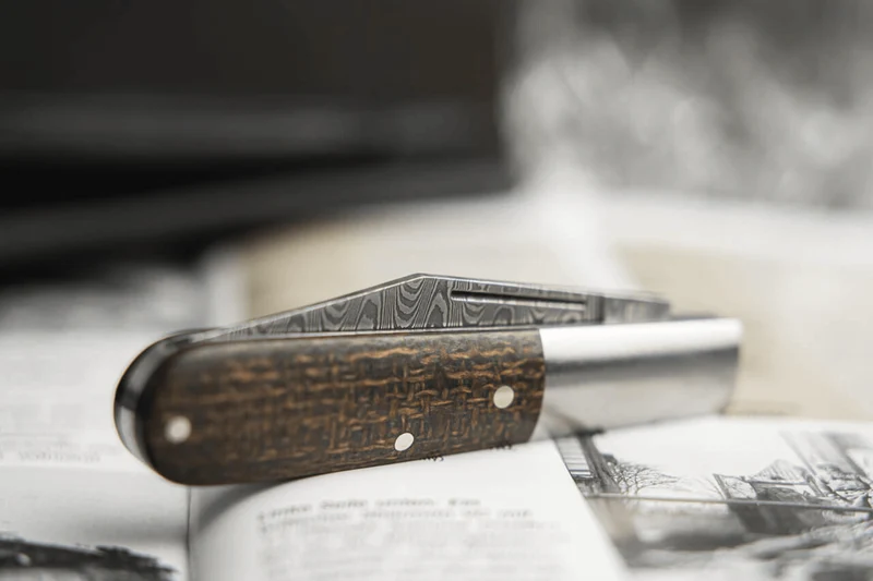 Couteau pliant Böker Barlow M4 Sherman Damas 110038DAM manche en micarta marron et inox 8,8cm + étui feutre