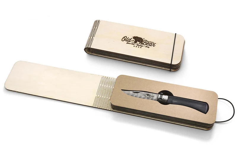 Couteau artisanal Old Bear damas M lame inox 8cm bois d'ayous stratifié avec virole