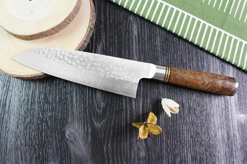 Couteau santoku japonais artisanal forgé Takeshi Saji R2 Tsuchime 16,5cm
