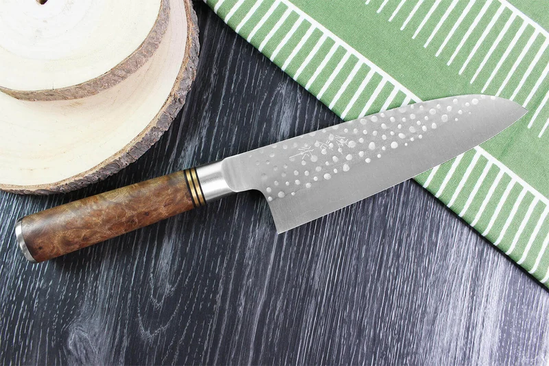 Couteau santoku japonais artisanal forgé Takeshi Saji R2 Tsuchime 16,5cm