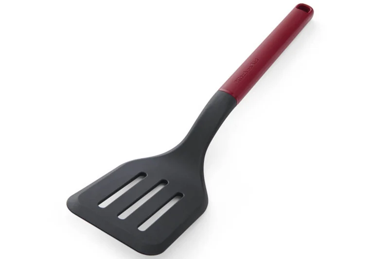 Spatule ajourée Kitchen Aid en nylon 34cm