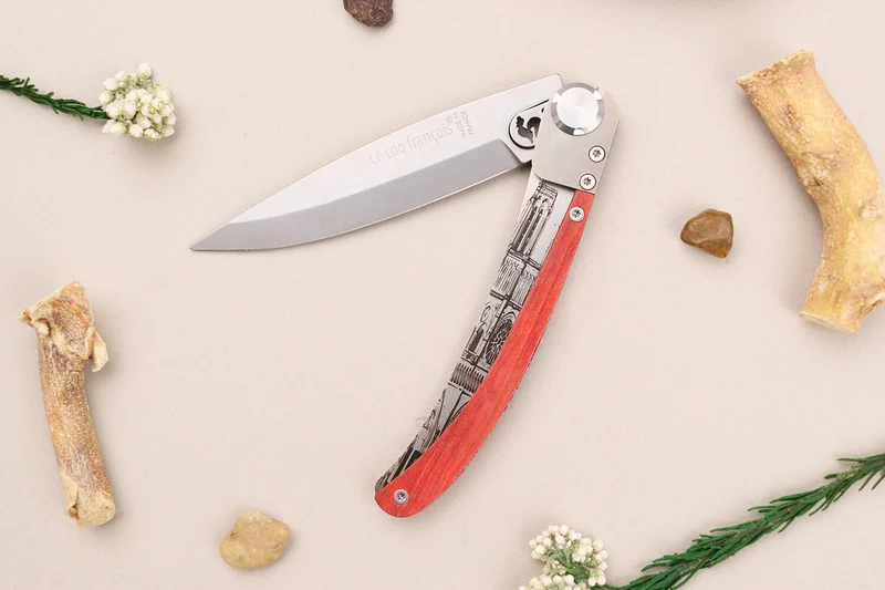 Couteau pliant Le Coq Français Notre Dame de Paris Red Heart artisanal manche bois rouge 11,5cm + étui