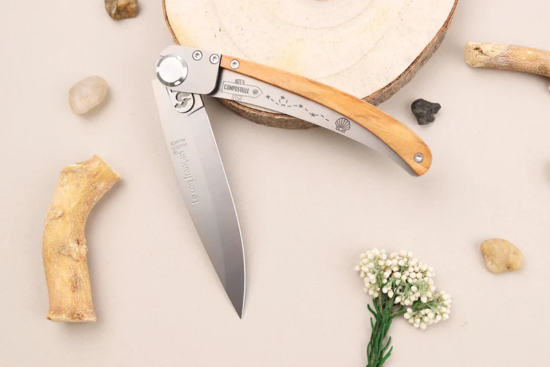 Couteau pliant Le Coq Français Chemin de Saint-Jacques artisanal manche bois d'olivier 11,5cm + étui