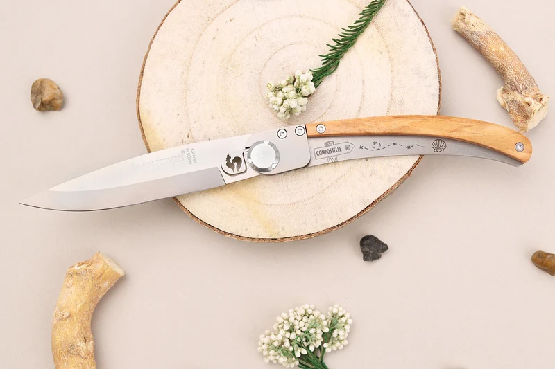 Couteau pliant Le Coq Français Chemin de Saint-Jacques artisanal manche bois d'olivier 11,5cm + étui