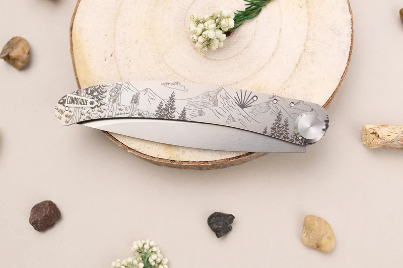 Couteau pliant Le Coq Français Chemin de Saint-Jacques artisanal manche bois d'olivier 11,5cm + étui