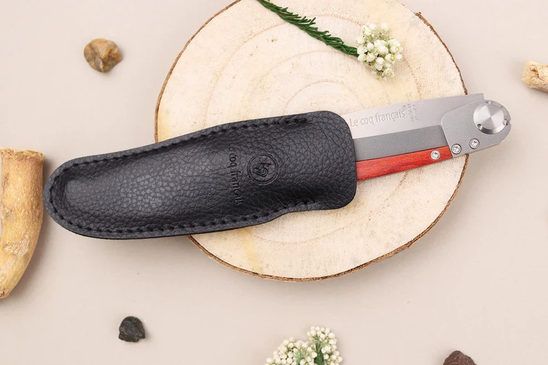 Couteau pliant Le Coq Français Tokyo Red Heart artisanal manche bois rouge 11,5cm + étui