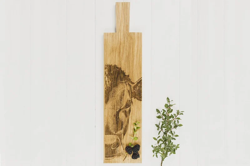 Planche apéritif en chêne Selbrae House 65x15x2cm avec poignée - Motif vache