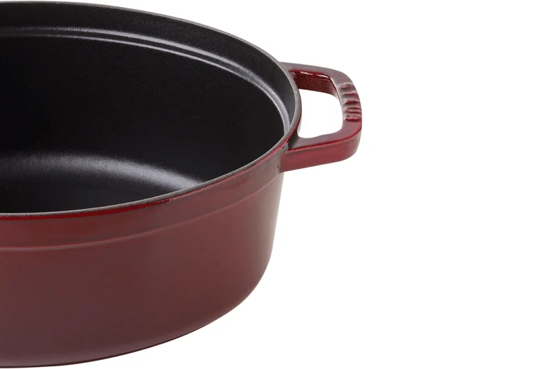 Cocotte Staub ovale en fonte émaillée grenadine