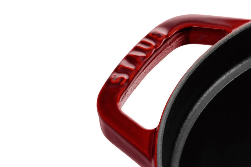 Cocotte Staub ovale en fonte émaillée grenadine