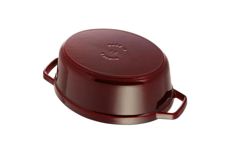 Cocotte Staub ovale en fonte émaillée grenadine