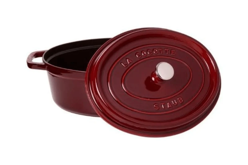 Cocotte Staub ovale en fonte émaillée grenadine