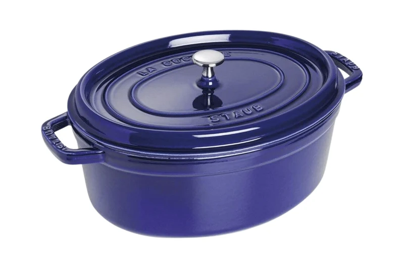 Cocotte Staub ovale en fonte émaillée bleu intense
