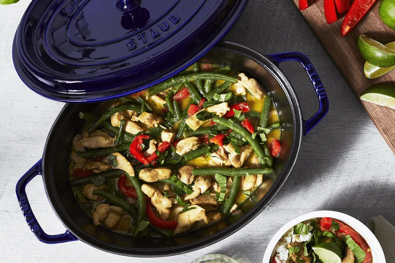 Cocotte Staub ovale en fonte émaillée bleu intense