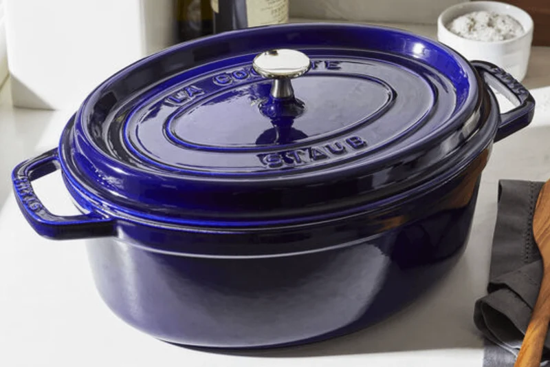 Cocotte Staub ovale en fonte émaillée bleu intense