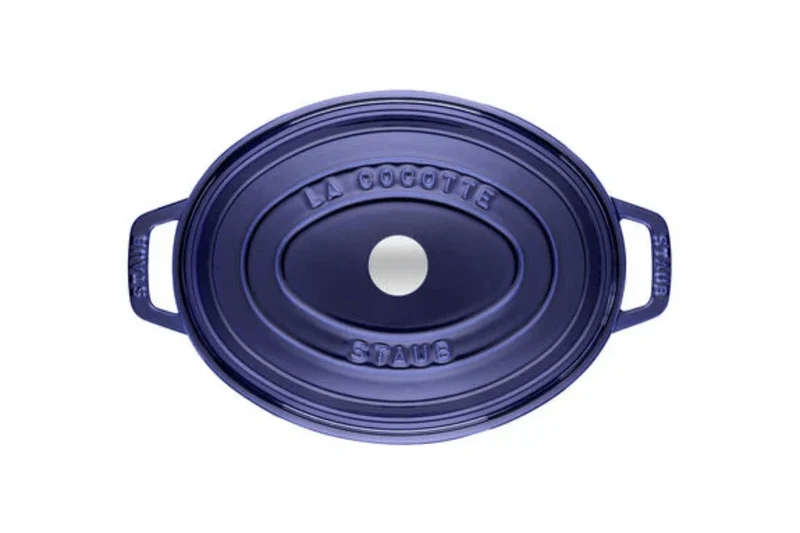 Cocotte Staub ovale en fonte émaillée bleu intense