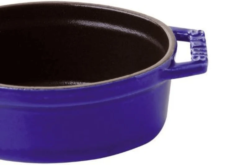 Cocotte Staub ovale en fonte émaillée bleu intense