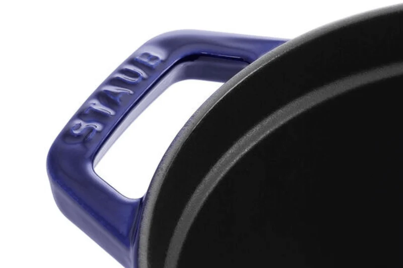 Cocotte Staub ovale en fonte émaillée bleu intense