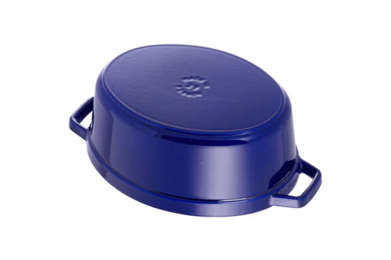 Cocotte Staub ovale en fonte émaillée bleu intense